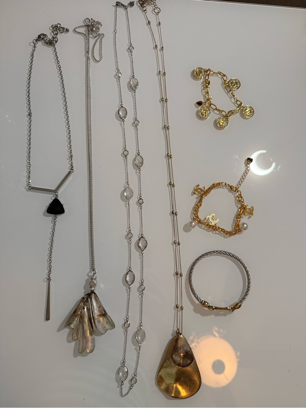 JEWELRY ITEM OR BEAUTY PRODUCT - Picture 4 of 8